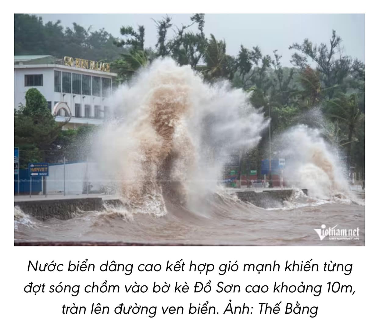 🌊 Sóng biển cao lừng lững trên 10 m ở Đồ Sơn, đánh vỡ bờ kè ven biển