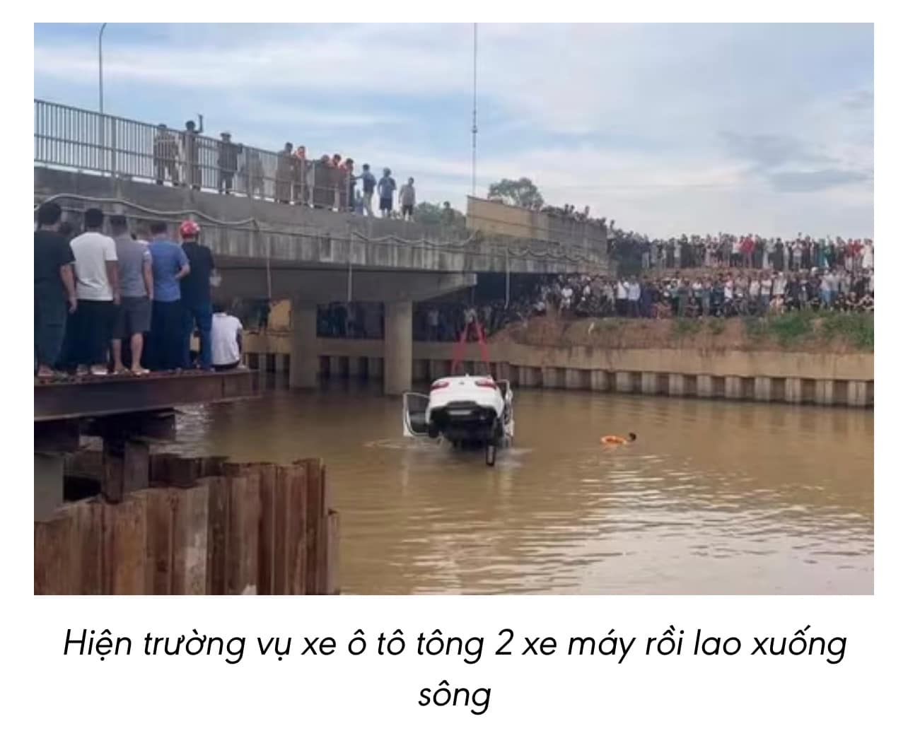 🚨 Vụ ô tô tông hai xe máy rồi lao xuống sông ở Nghệ An