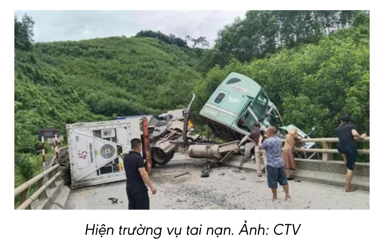 🚚 Container lật nghiêng, cầu Quốc lộ 12A ùn tắc nhiều giờ