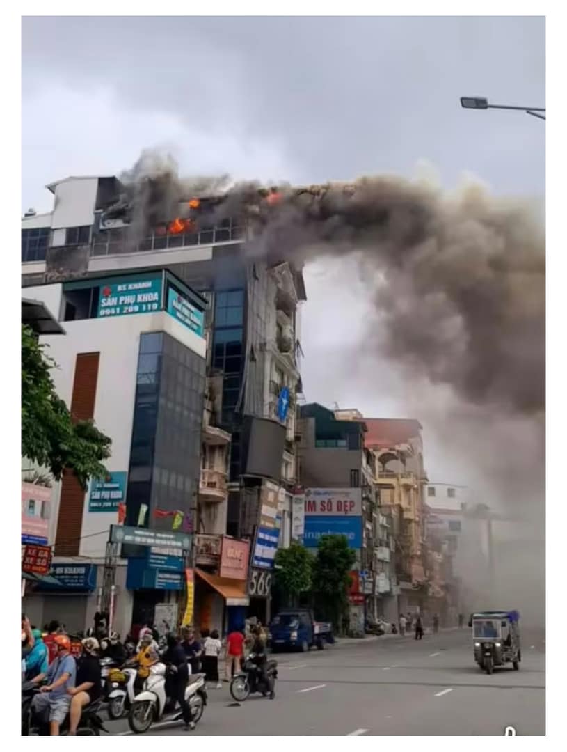 🔥 Cháy ngùn ngụt ở tầng tum nhà 5 tầng trên phố Giải Phóng